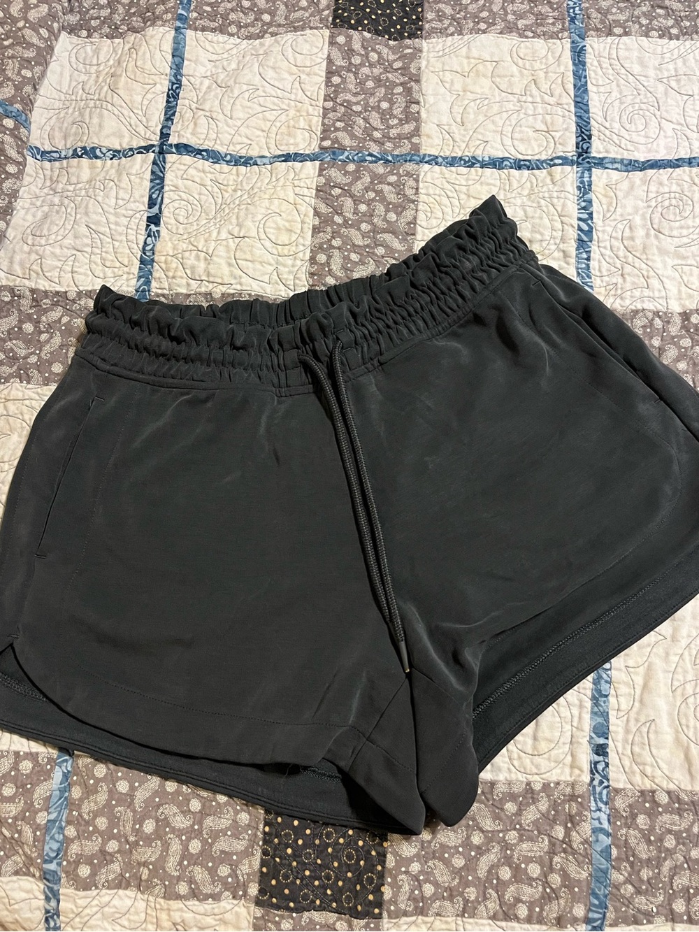 Athleta Black Women's 
SEASOFT MID RISE 4" SHORT